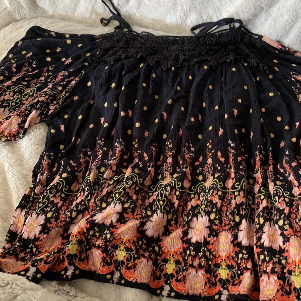 Flowy sleeves that are off the shoulder with spaghetti straps